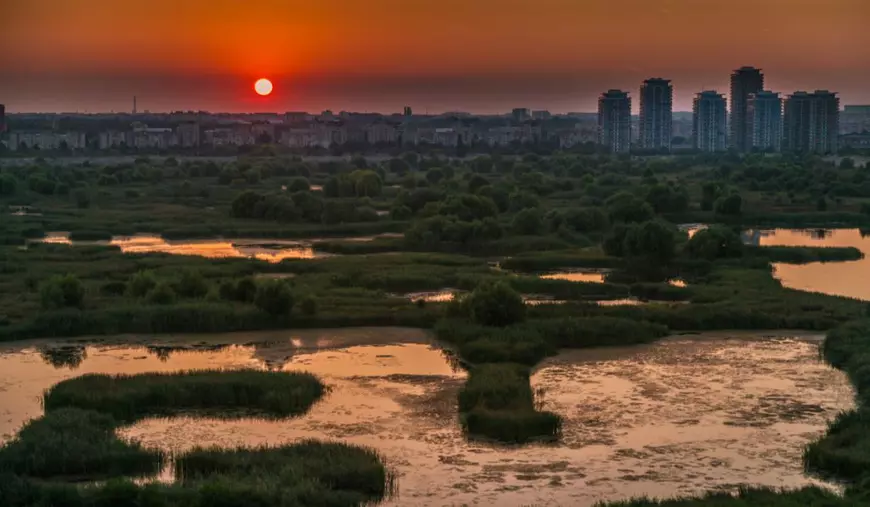 Cum s-a transformat un proiect comunist eșuat în model global de parc urban. Bloomberg laudă România pentru „delta dintre blocuri”