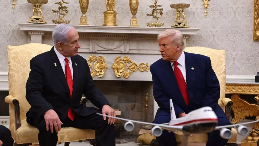07 aprilie 2025, SUA, Washington: Prim-ministrul israelian Benjamin Netanyahu (stânga) se întâlnește cu președintele american Donald Trump în Biroul Oval de la Casa Albă.