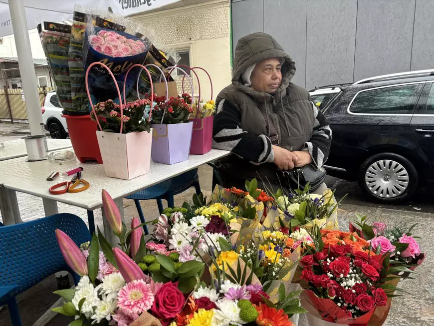 Viața florăresei Carmen Simion de pe strada Avalanșei: „Trăiesc flori!”. Cum i-a schimbat viața primarul Băluță