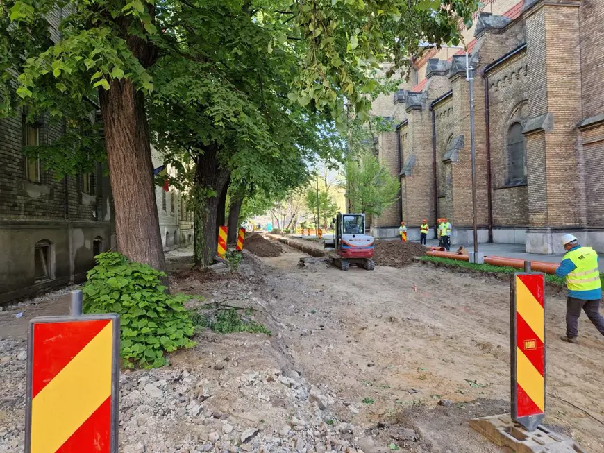 Așa arată România educată. Imagini dezolante într-un liceu din Timișoara. Elevi înghesuiți la subsol, în clase pline de igrasie și mucegai.  „Venim cu măști de protecție ca pe timpul pandemiei de Covid”