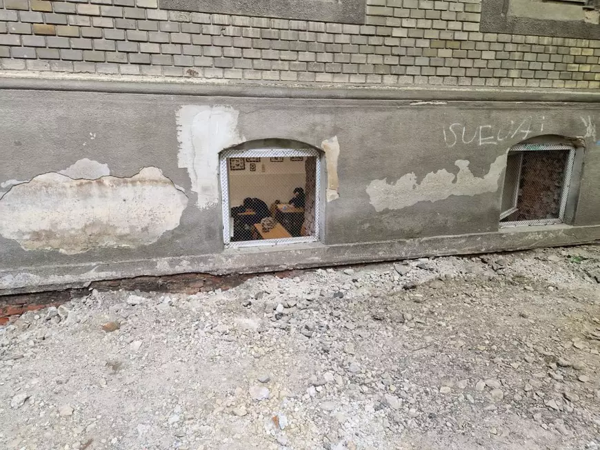 Așa arată România educată. Imagini dezolante într-un liceu din Timișoara. Elevi înghesuiți la subsol, în clase pline de igrasie și mucegai.  „Venim cu măști de protecție ca pe timpul pandemiei de Covid”