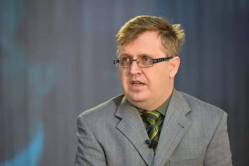 Riscurile economice la care se supune România în urma căderii guvernului Bolojan: scăderea leului, creșterea dobânzilor, pierderea banilor din PNRR, retrogradarea ratingului financiar