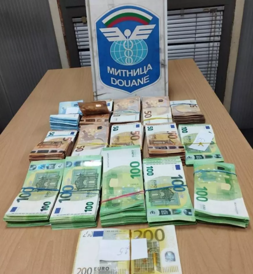 Un șofer de TIR a băgat peste 100.000 de euro în aerisirea camionului și a rămas fără ei. Polițiștii au confiscat banii la vamă, în Bulgaria