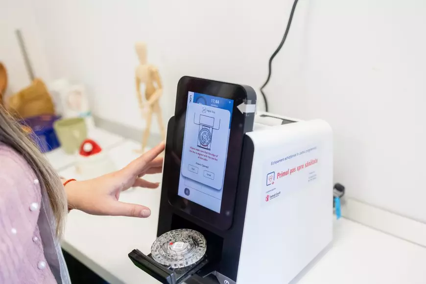 Paradoxul medicinei de familie la țară: analizor de biochimie în cabinet, dar nu sunt bani de kituri. Dr. Cristian Irimescu: „Stăm cu aparatura modernă degeaba”