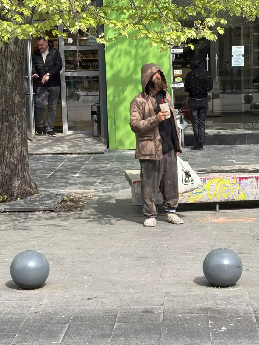 Paștele oamenilor lăsați în voia lui Dumnezeu. Despre Înviere cu oamenii străzii din București