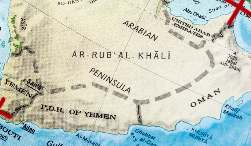 Hartă care prezintă atât Strâmtoarea Hormuz, cât și Bab el Mandeb, marcate cu simboluri X, indicând o posibilă închidere a principalelor rute maritime globale.