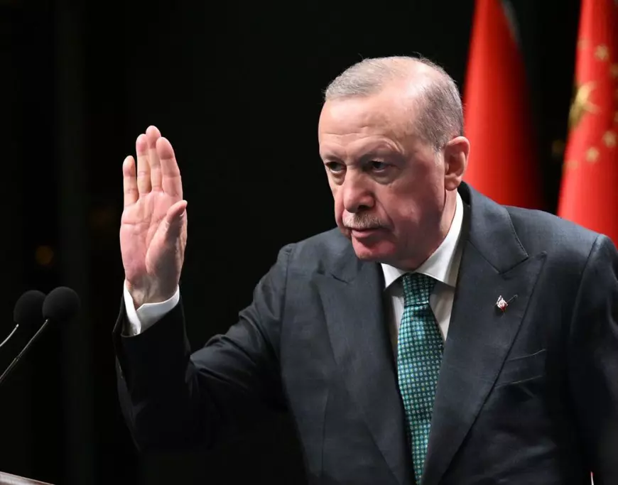 Recep Erdogan ridică mâna dreaptă, în timpul unei conferințe de presă ținută la Ankara, Turcia, pe 6 aprilie 2026