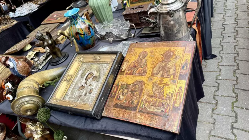 Târgurile de antichități din București au devenit, în ultimele luni, un adevărat magnet pentru colecționarii de icoane vechi. Foto: Libertatea