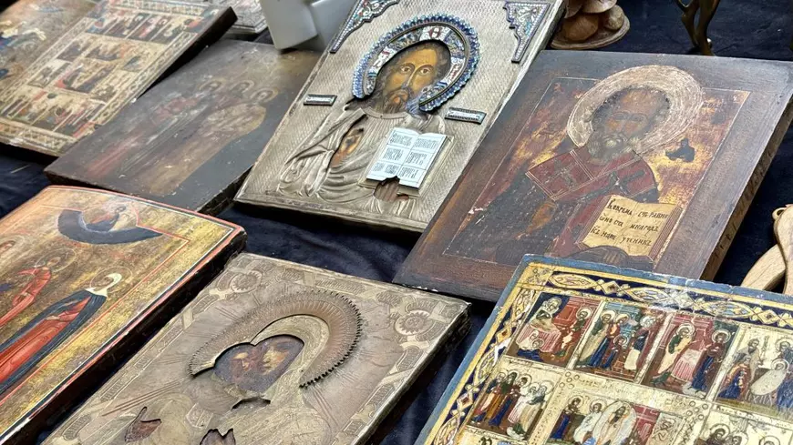 Târgurile de antichități din București au devenit, în ultimele luni, un adevărat magnet pentru colecționarii de icoane vechi. Foto: Libertatea