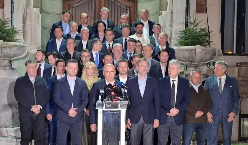 Ilie Bolojan și liderii Partidului Național Liberal, pe scările din fața sediului PNL din București, pe 20 aprilie 2026