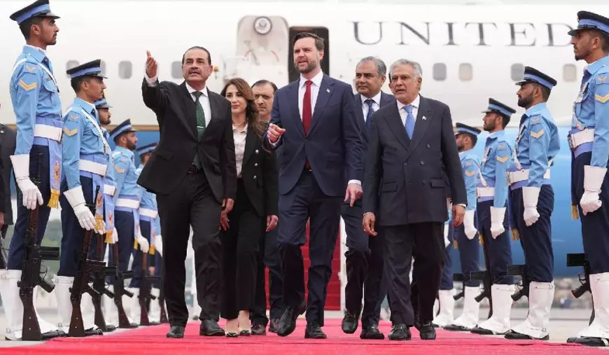 Vicepreședintele SUA JD Vance (centru) se plimbă alături de șeful Forțelor de Apărare și șeful Statului Major al Armatei pakistaneze, mareșalul Asim Munir (stânga), și de viceprim-ministrul și ministrul de externe pakistanez, Mohammad Ishaq Dar, după sosirea la Islamabad pentru discuții cu oficiali iranieni, pe 11 aprilie 2026.