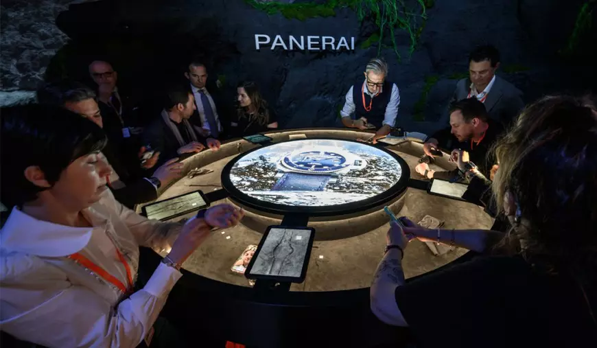 Jurnaliștii prezenți încearcă și ei produsele Panerai de la Watch and Wonders.