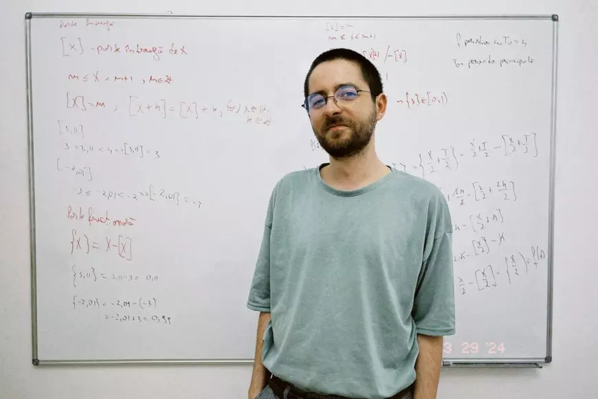 O carte în benzi desenate explică algebra simplu și clar. Profesorul care traduce matematica pe înțelesul tuturor: „Pare o materie grea și pentru că se pune multă presiune pe elevi să o înțeleagă”