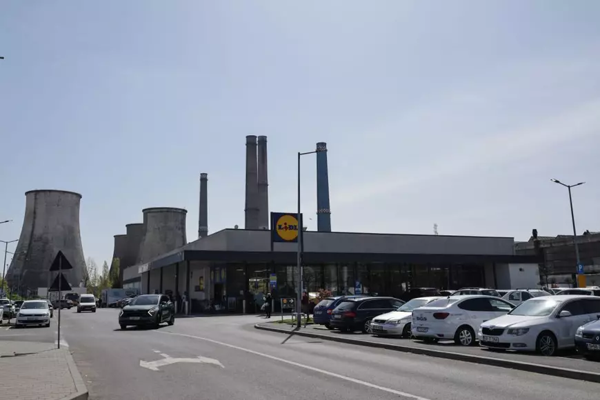 Un magazin LIDL care are in spate centrala termica CET 2, din București