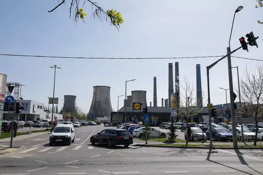 Un magazin LIDL care are in spate centrala termica CET 2, din București