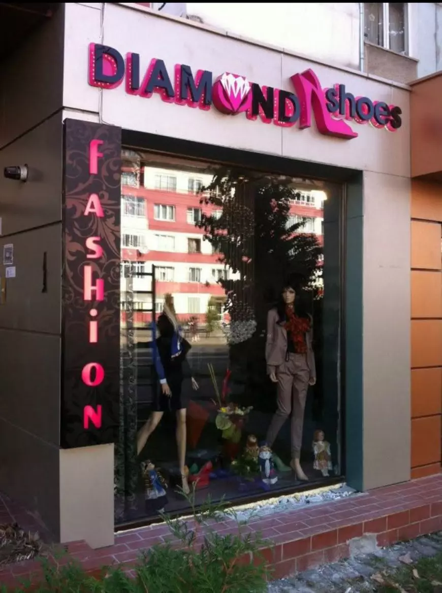 Mașina împrumutată de ministrul Ciprian Șerban unui șef al Academiei Infractorilor a fost vandalizată în 2018. Hoții care au circulat cu ea au fost prinși în timpul jafurilor