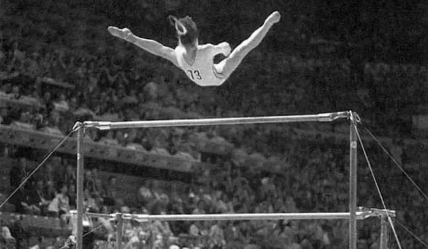 Nadia Comăneci în timpul exercitiuui la paralele imegale la Jocurile Olimpice de la Montreal din 1976