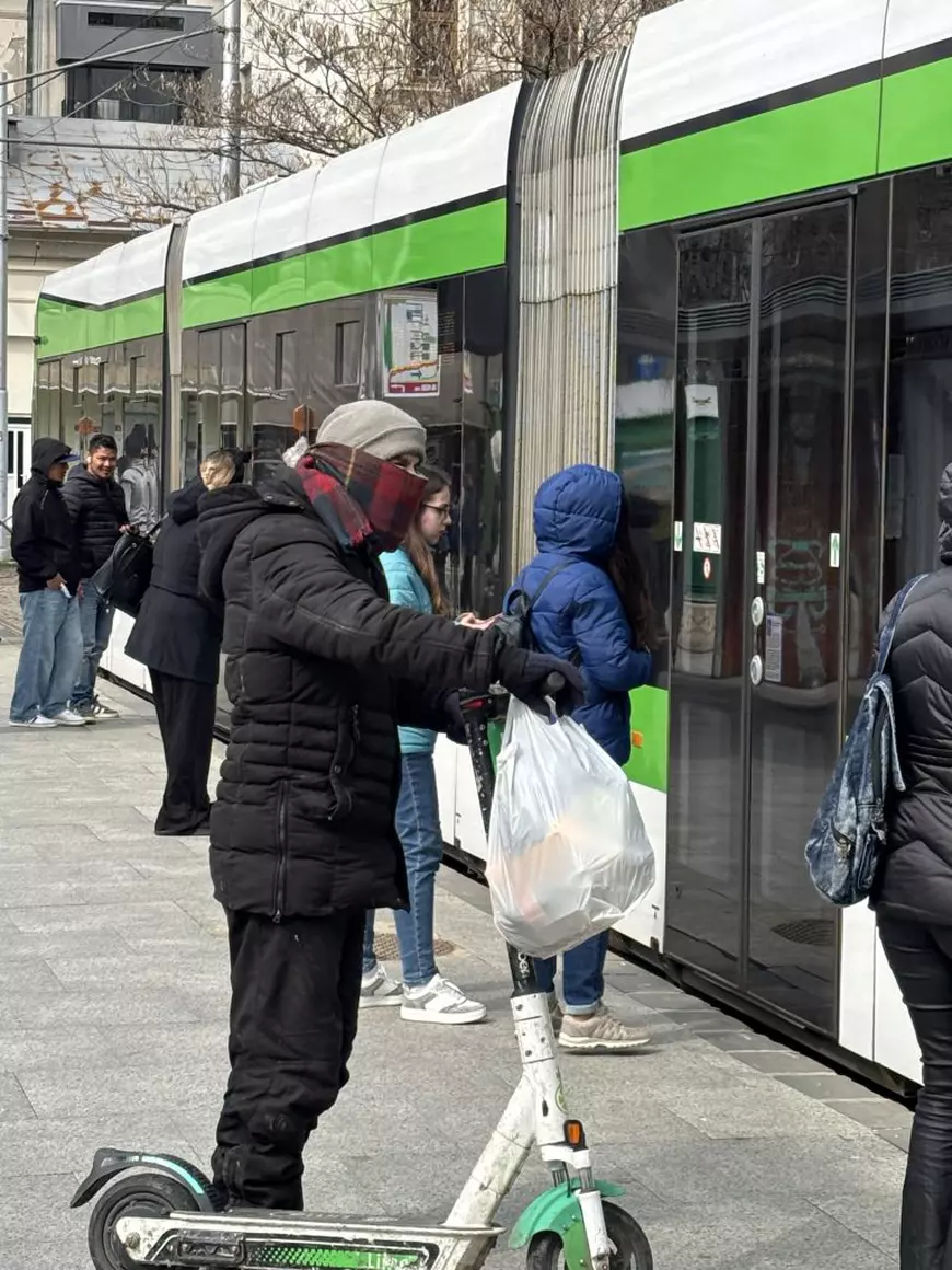 Paștele oamenilor lăsați în voia lui Dumnezeu. Despre Înviere cu oamenii străzii din București