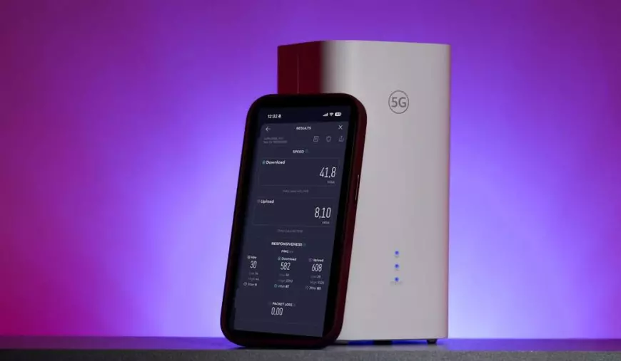 Un router vertical Huawei alb, lângă un telefon iPhone 17 Pro care are pe ecran rezultatul unui test de viteză de internet, pe un fundal mov.