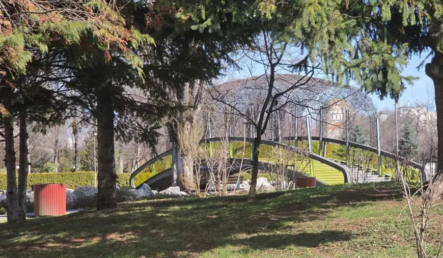 Peisaj de primăvară, cu mulți pomi, iarbă, din Parcul Drumul Taberei.
