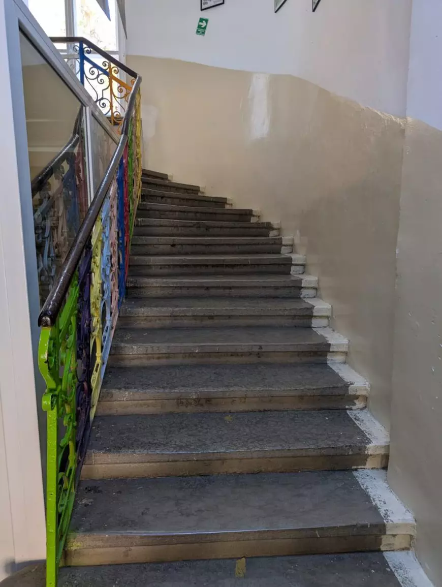 Așa arată România educată. Imagini dezolante într-un liceu din Timișoara. Elevi înghesuiți la subsol, în clase pline de igrasie și mucegai.  „Venim cu măști de protecție ca pe timpul pandemiei de Covid”