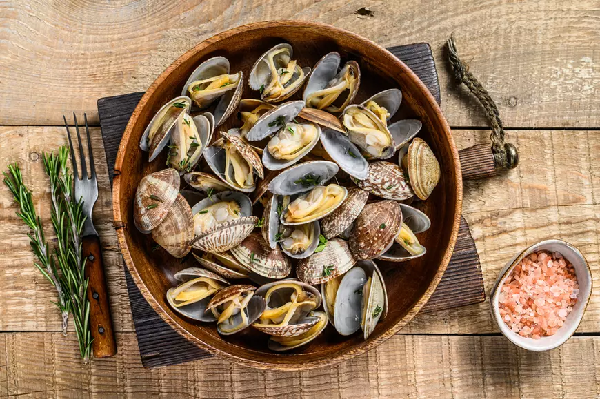 Care este diferenţa dintre midii, stridii şi scoici - Farfurie cu scoici