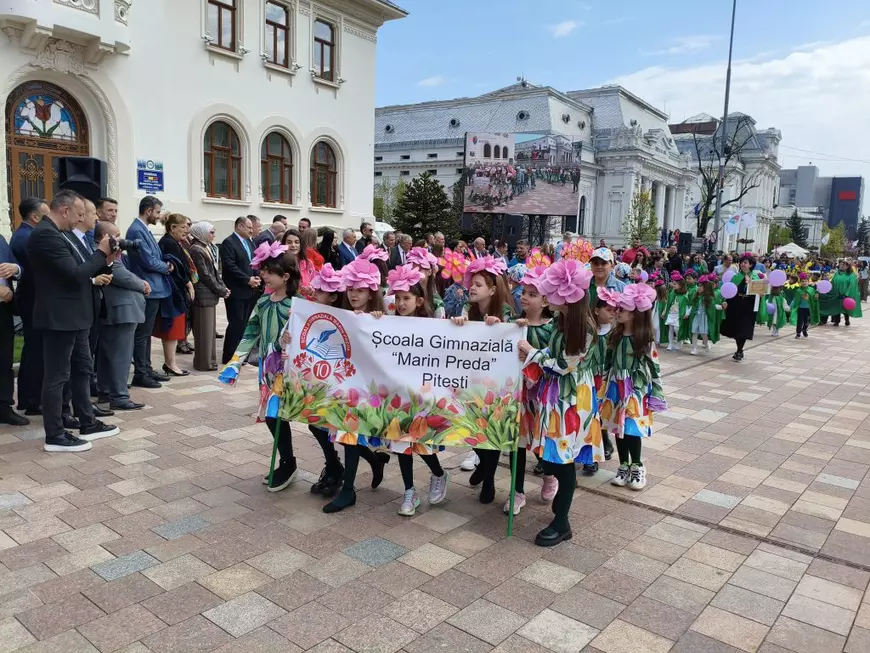 Peste 400.000 de lalele, la cea mai mare expoziție florală din România. Soiul unic care poate fi admirat doar la Pitești