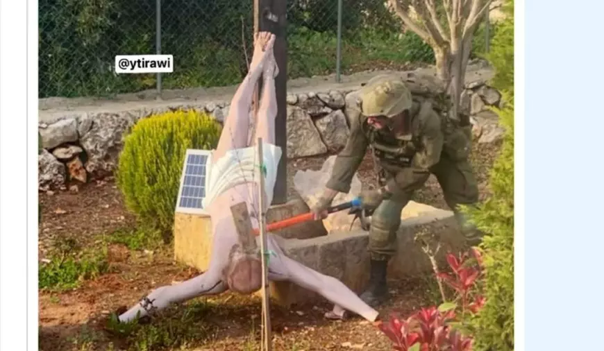 Soldat israelian filmat în timp ce lovește cu barosul o statuie a lui Isus, în sudul Libanului Captură @ytirawi
