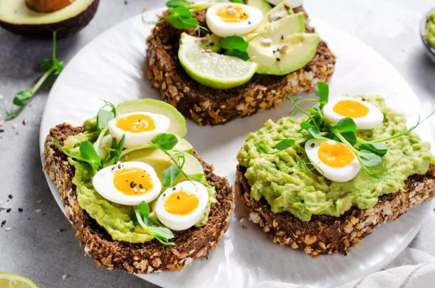 Tartine cu avocado și ouă de prepeliță ( Foto Shutterstock)
