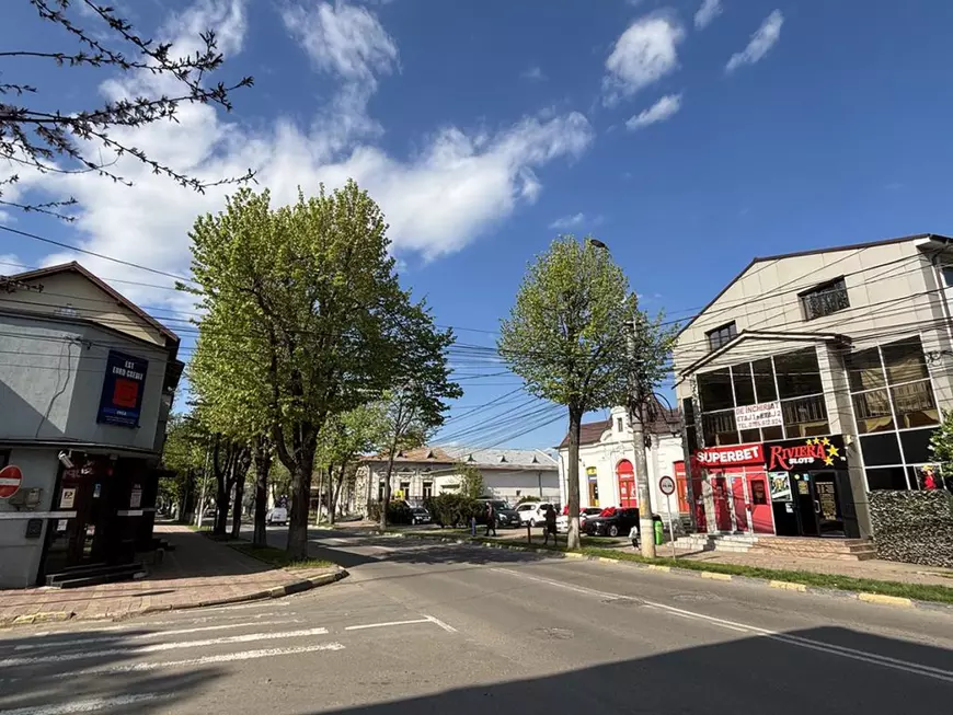 Tecuci, capitala păcănelelor. „Moși și romi mai suntem. Dacă n-ar fi păcănelele, ne-am sparge dinții zilnic”