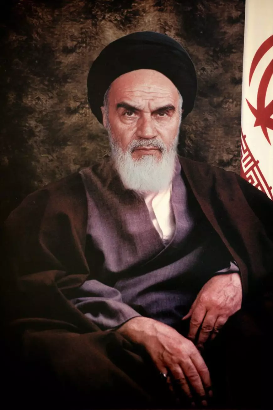 Un portret al ayatollahului Ruhollah Khomeini este văzut la Teheran, Iran, pe 12 aprilie 2017