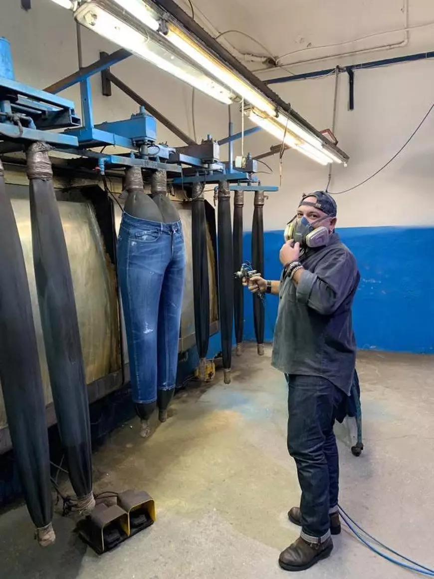 Un specialist român în denim dezvăluie procesul de fabricație a blugilor: „Sunt chimicale periculoase implicate și oameni care-și riscă sănătatea”
