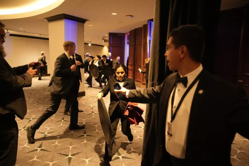 Momentul în care Donald Trump este evacuat de agenții Secret Service după împușcăturile din Washington Hotel, la Cina Asociației Corespondenților de la Casa Albă