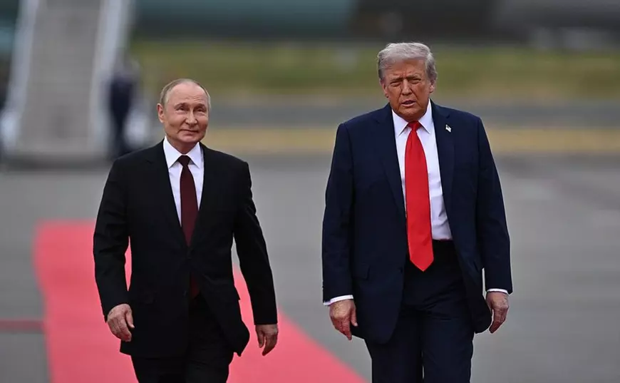 Președintele SUA, Donald Trump, alături de președintele Rusiei, Vladimir Putin, înainte de întâlnirea lor din Alaska