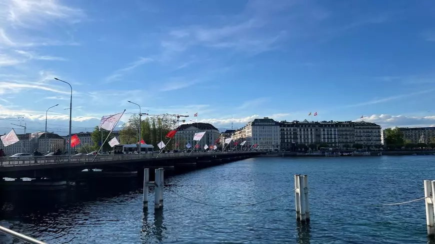 Faimosul pod al Genevei, plin cu steaguri cu “Watches and Wonders Geneva”. Foto: Edward Sevrani