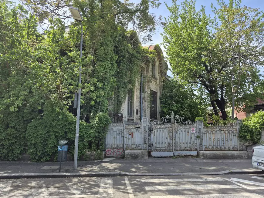 Clădirea-gazdă pentru peste 650 de firme: afaceriști străini, contracte publice și societăți controversate au sediul pe hârtie într-o ruină din București 