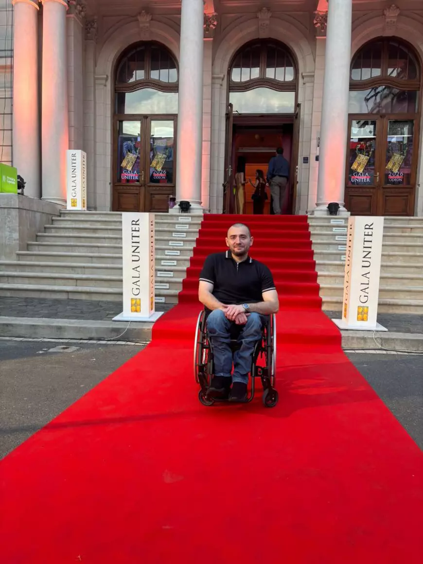 Trofeu pentru incluziune, dar acces prin ușa pentru decoruri și marfă! Culisele tehnice de la Gala UNITER: Ce s-a întâmplat în spatele scenei cu actorii în scaun rulant ai piesei „Supernormalii”