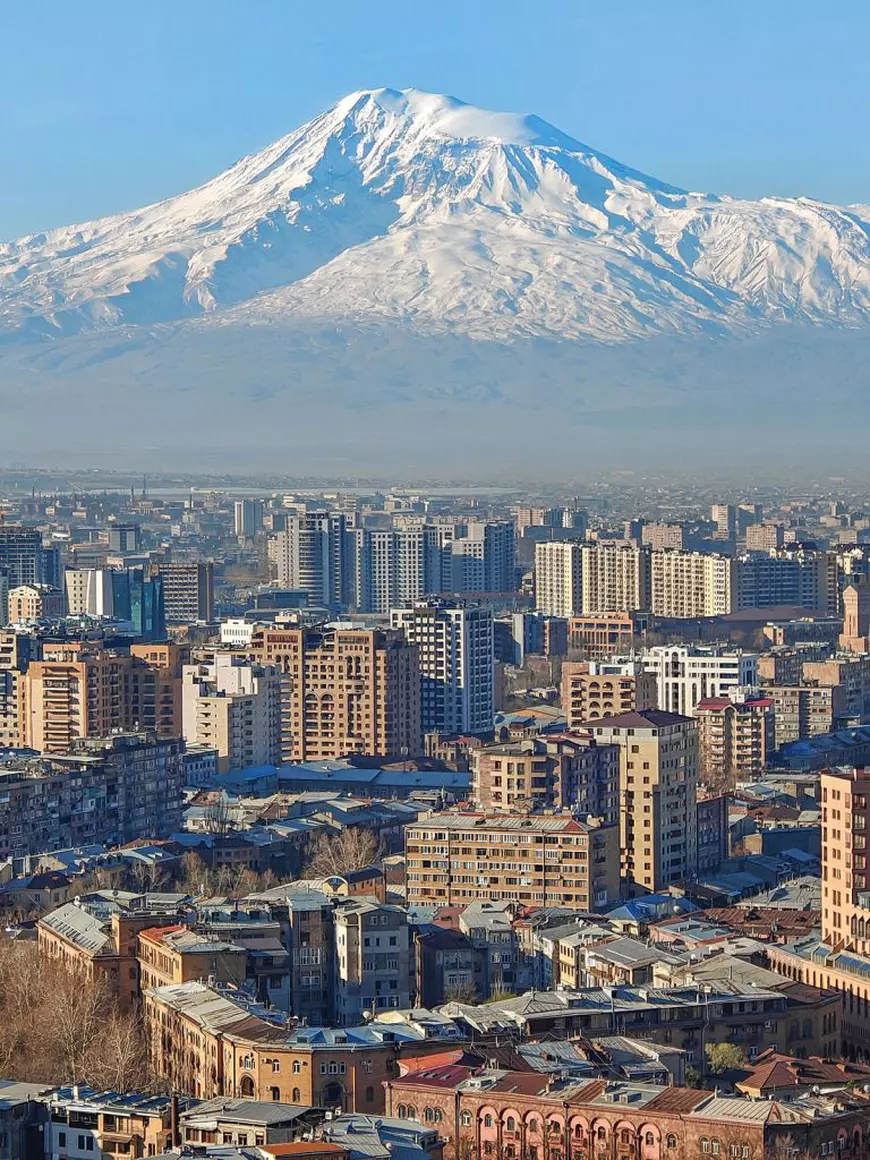 Armenia - simbolul național al Armeniei, și unul dintre cele mai maiestuoase vârfuri din Europa, Muntele Ararat este vizibil din aproape fiecare colț al țării. Foto: Shutterstock
