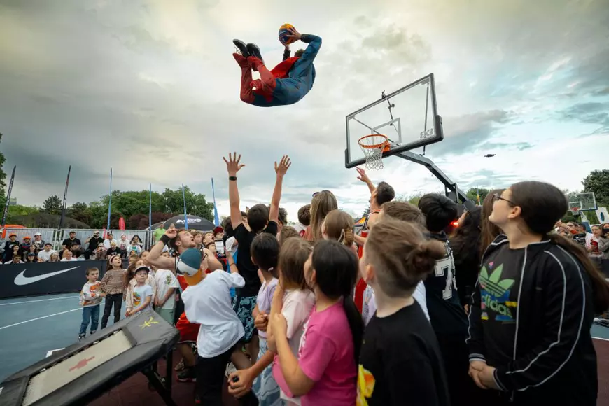 Slam-dunk acrobatic peste o mașină la BCR Sport Arena Streetball. Festivalul de sport urban i-a adus pe eroii de la Sevilla pe terenul de baschet