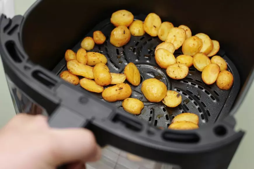 Cartofi noi cu unt, usturoi și mărar la airfryer - Foto Shutterstock