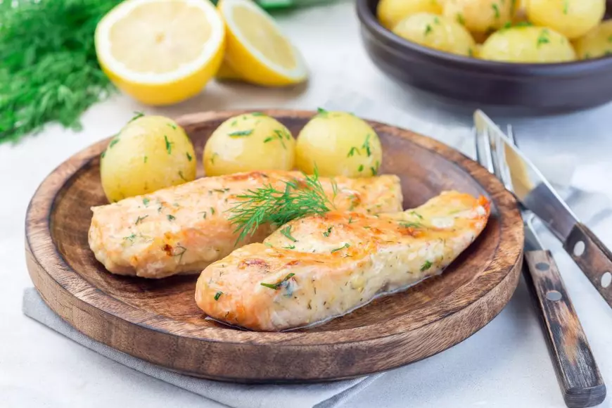 Cartofi noi cu usturoi și somon - Foto Shutterstock
