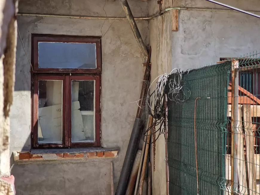 Dosarul mitei electorale la AUR, deschis în 2023, e tot la Parchet. ONG-ul „medical” asociat cu partidul are sediul într-un fost restaurant, laolaltă cu firmele unui consilier local de la sectorul 3