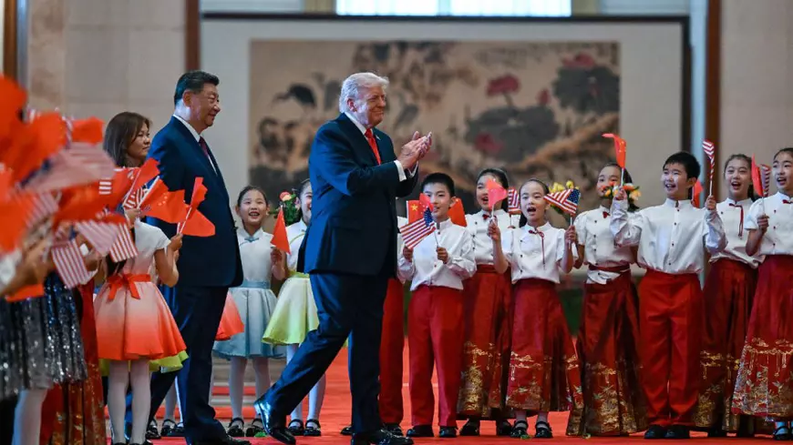 Președintele SUA, Donald Trump (dreapta), însoțit de președintele chinez Xi Jinping (al doilea din stânga), este întâmpinat la Marele Palat al Poporului din Beijing, joi, 14 mai 2026.