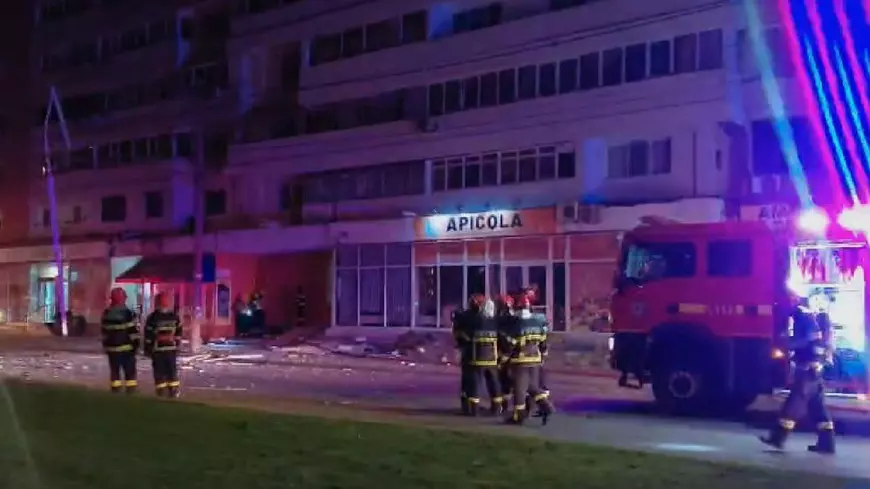 pompieri politisti in fata unui bloc dupa ce o drona s-a prabusit la galati
