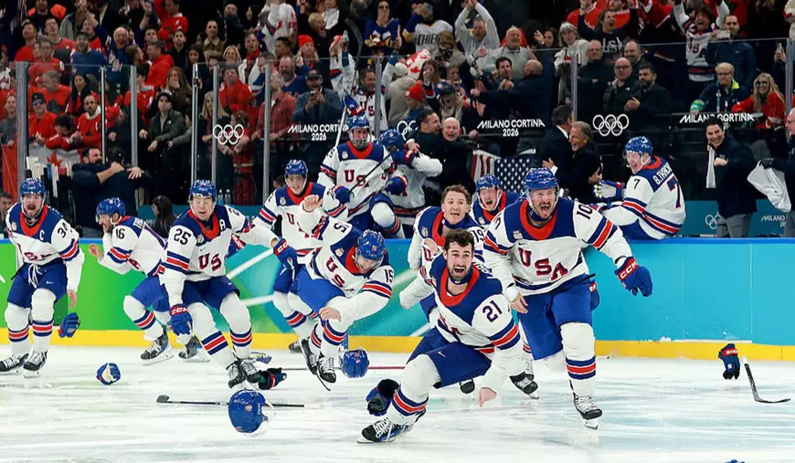 Jucătorii echipei de hockey a Statelor Unite se bucură pe terenul de joc.