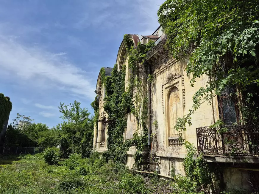 Clădirea-gazdă pentru peste 650 de firme: afaceriști străini, contracte publice și societăți controversate au sediul pe hârtie într-o ruină din București 