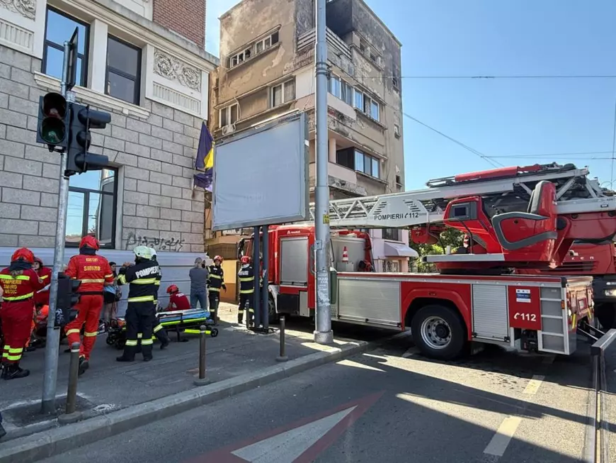 Incendiu în București, la un bloc aproape de Gara de Nord. O femeie a fost găsită inconștientă și cu arsuri pe față și 10 persoane au fost evacuate