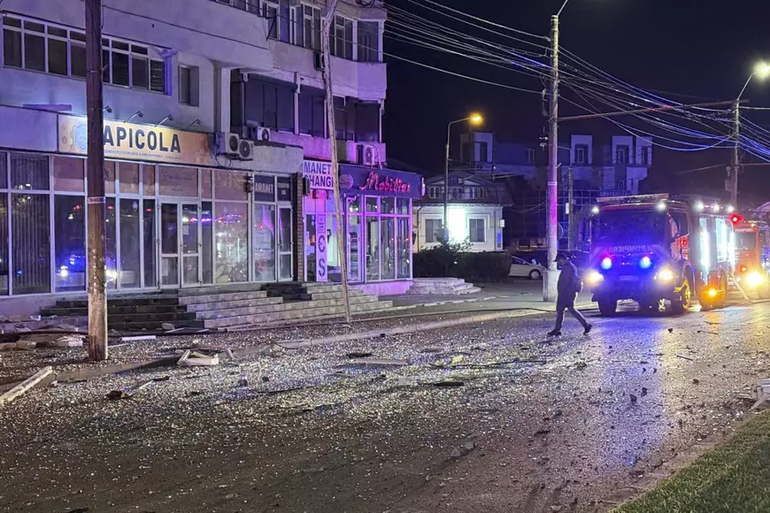 Pompieri si forte de ordine intervin dupa ce un bloc de locuinte din Galati a fost lovit de o drona, 29 mai 2026.