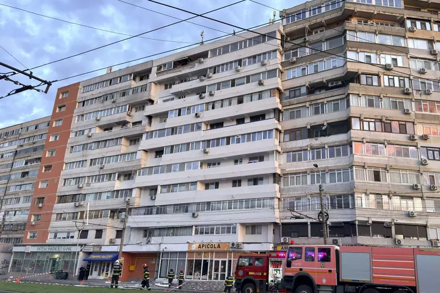 Pompieri si forte de ordine intervin dupa ce un bloc de locuinte din Galati a fost lovit de o drona, 29 mai 2026.