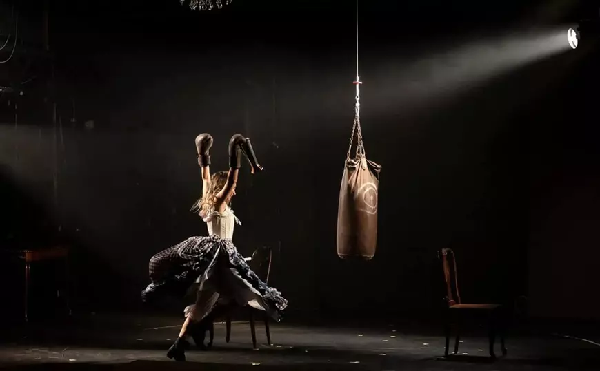 Box feminin pe scena Teatrului Excelsior: patru femei luptă pentru libertate într-o lume a bărbaților. Regizoarea Sânziana Stoican: „Toate temele spectacolului sunt extrem de actuale”